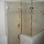 L SHOWERDOOR WITH CLAMPS ON A KNEE WALL N